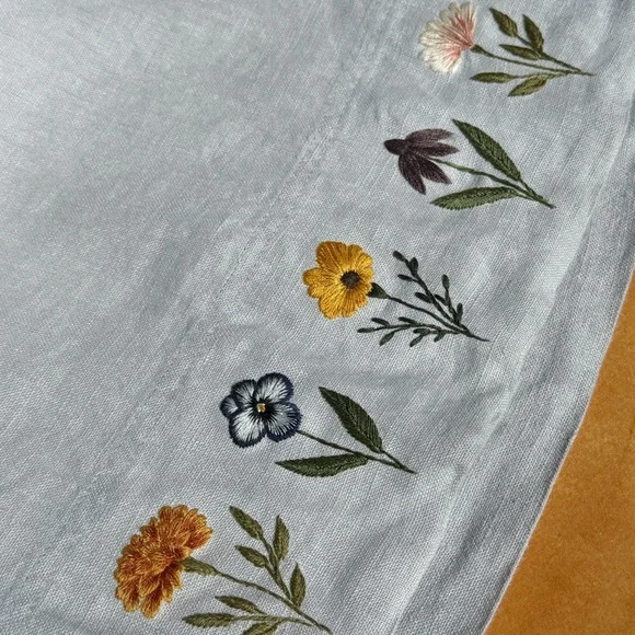 Linenfox Hand-Embroidered Floral Crop Tank - Picture 4 of 8